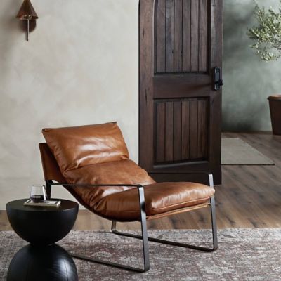 Shown in Dakota Tobacco Leather color, in use