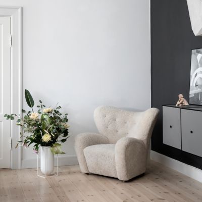 Shown in Sheepskin, Off White with Smoked Oak finish, in use
