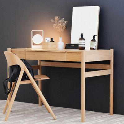 Shown in Oak color, in use