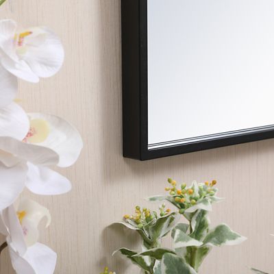 Shown in Black color, 18 Inch x 28 Inch size, detail view