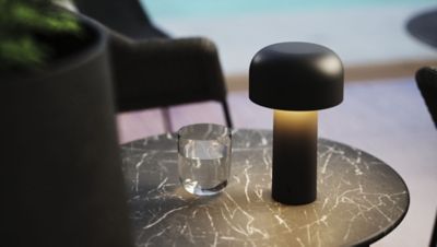 FLOS lampe de table sans fil rechargeable BELLHOP (Cioko - Polycarbonate) -  Amoble Design