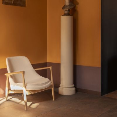 Shown in Beige 0200 color, Oiled Natural Oak frame color, in use