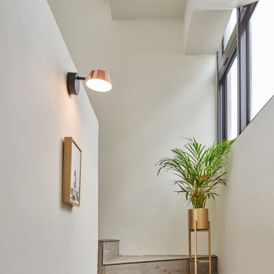 Shown in Black with Copper finish / in use