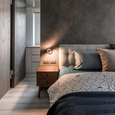 Shown in Black with Copper finish / in use